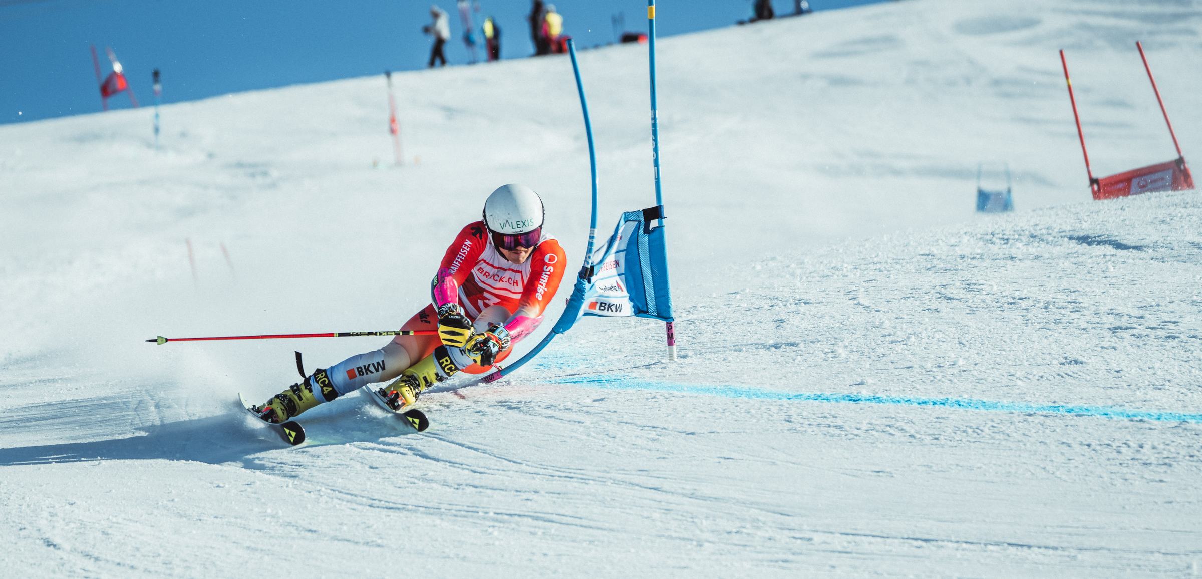 Oliver Florin im Riesenslalom, in voller Schräglage am blauen Tor