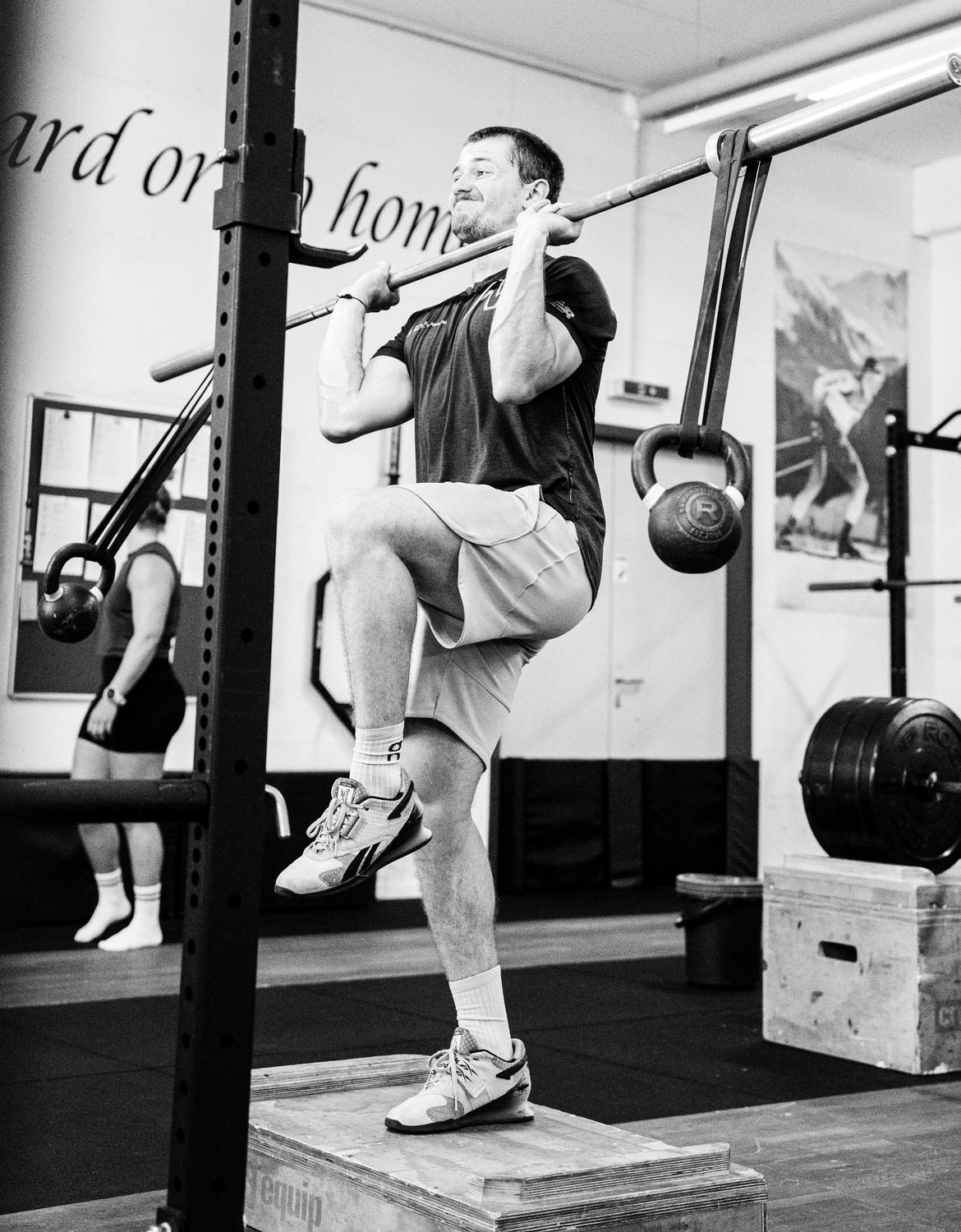 Oliver Florin beim Krafttraining mit der Langhantel auf der Plyo-Box